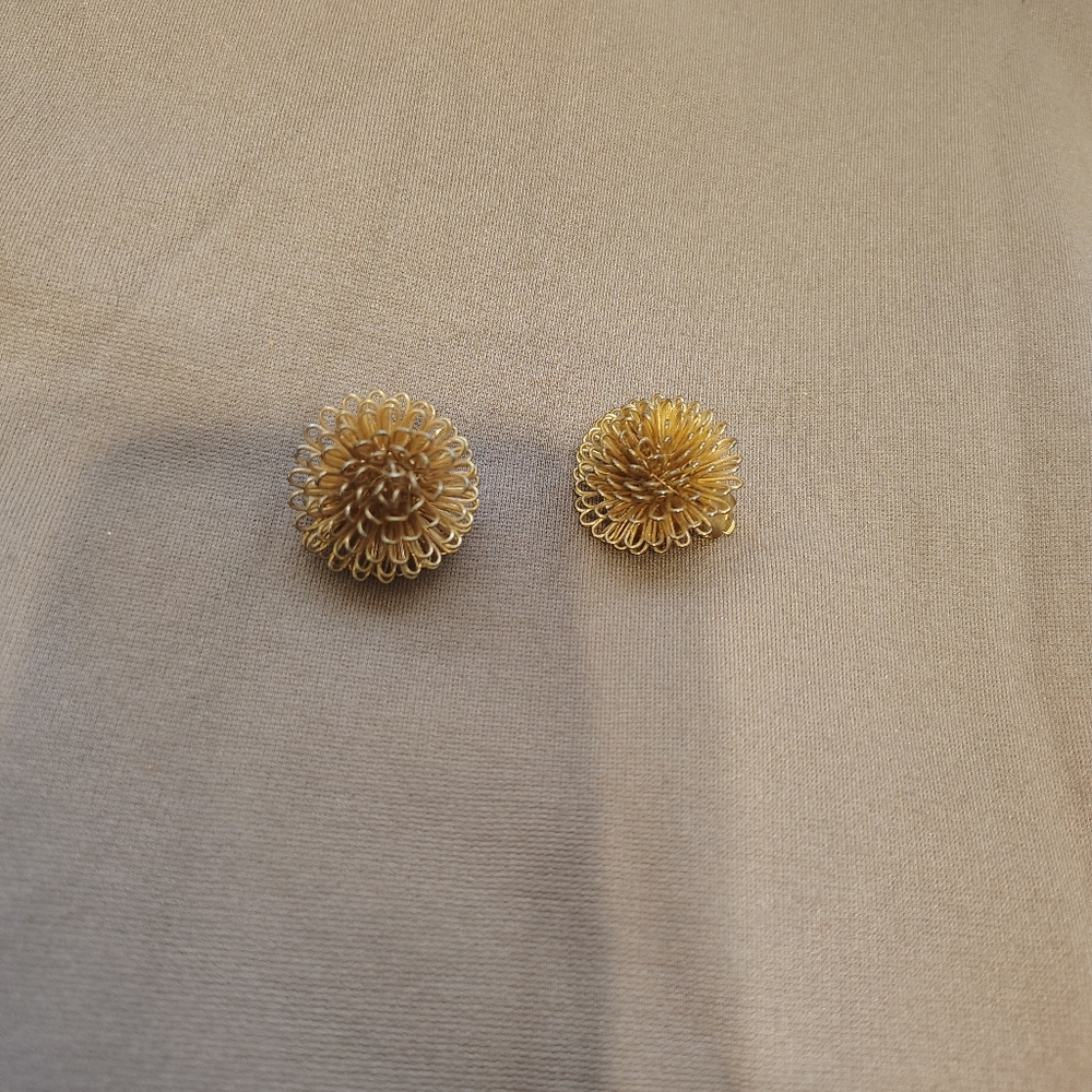Vintage Gold Tone Wire Flower Clip On Earrings 1" No Markings